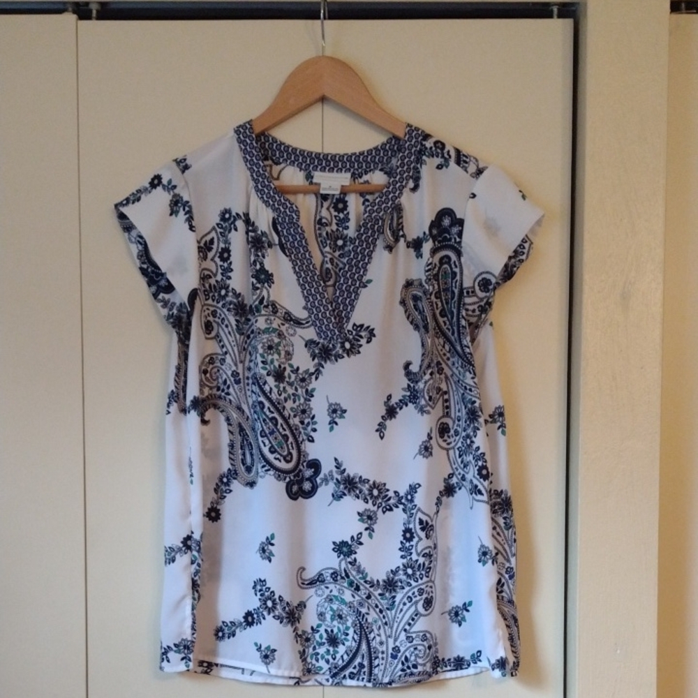 Liz Claiborne White and Gray Flutter Sleeve Blouse